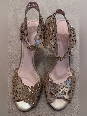 Gorgeous Klub Nico Gold Laser-Cut Heels with Tan Insole - Size: 39 or 10 US